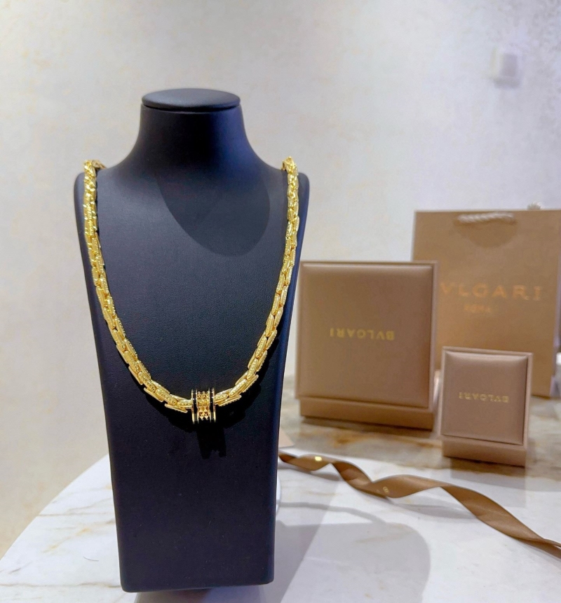 Bv1g*ai necklaces
